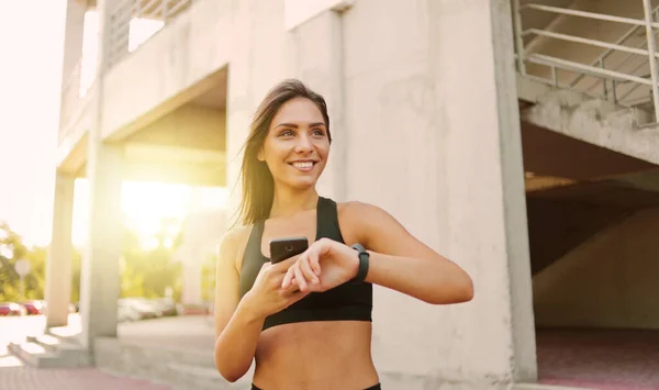 Atractiva Mujer Deportiva Ropa Deportiva Usar Reloj Inteligente Aire Libre —  Fotos de Stock