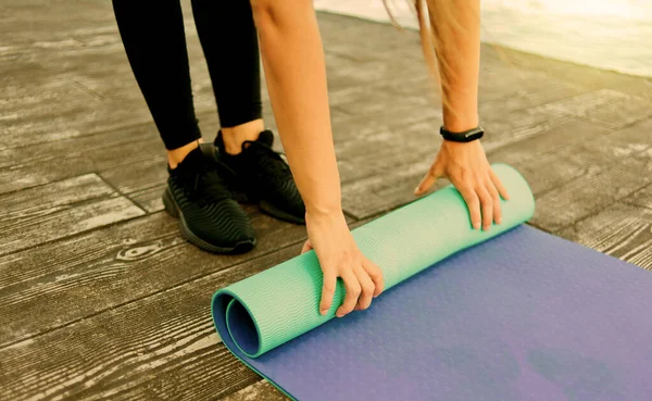 Closeup Female Hands Reeling Yoga Mat Beach Healthy Lifestyle Concept — Stok fotoğraf