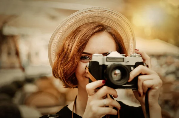 Usmívající Hipsterová Žena Drží Retro Fotoaparát Rukou Fotí — Stock fotografie