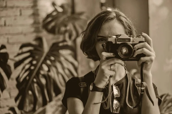 Portrét Stylové Hipsterky Krátkým Účesem Retro Kamerou Pořídí Snímek Uvnitř — Stock fotografie