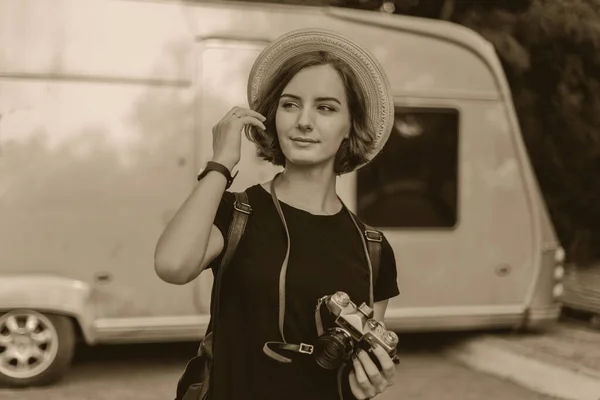 Όμορφη Hipster Γυναίκα Στο Καπέλο Ποζάρουν Εξωτερικούς Χώρους Ρετρό Κάμερα — Φωτογραφία Αρχείου