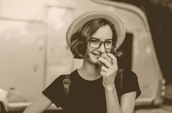 Mulher Hipster Alegre Óculos Chapéu Segurando Maçã Mão Sorrindo Livre — Fotografia de Stock