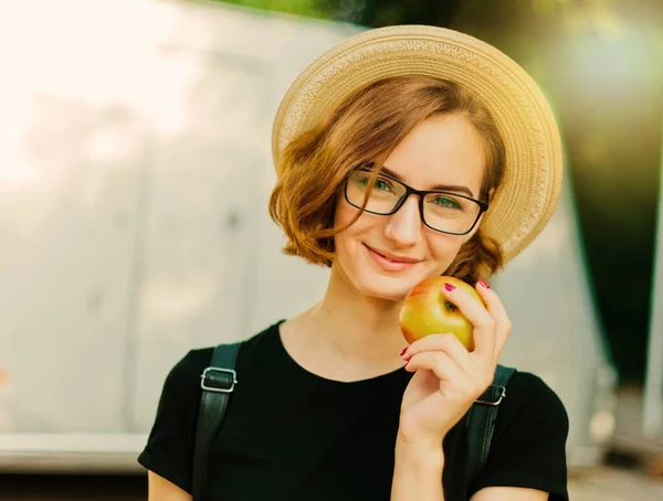 Retrato Jovem Hipster Mulher Óculos Chapéu Segurando Maçã Sorrindo Para — Fotografia de Stock
