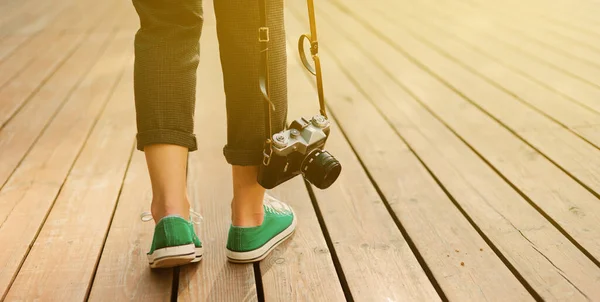 Mira Hipster Patas Femeninas Zapatillas Deporte Caminando Por Una Superficie — Foto de Stock