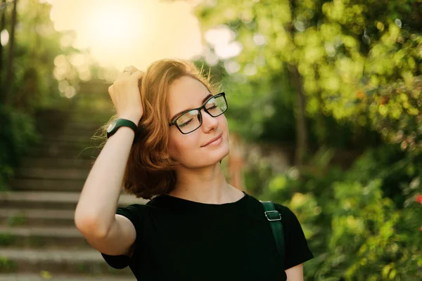 Retrato Uma Jovem Com Corte Cabelo Curto Óculos Livre — Fotografia de Stock
