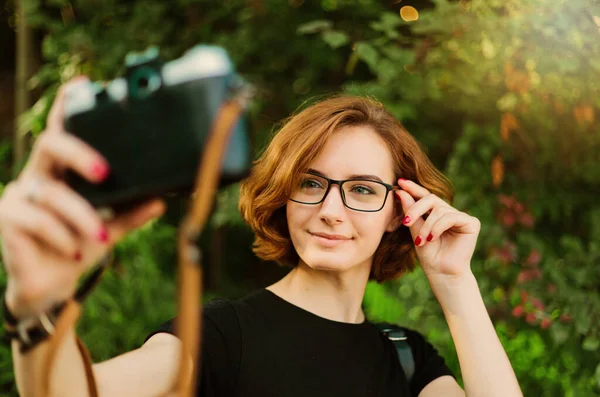 Jonge Aantrekkelijke Vrouwelijke Toerist Neemt Selfie Portret Retro Camera Buiten — Stockfoto