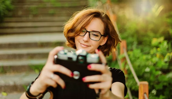 Mladý Atraktivní Hipster Dívka Žena Selfie Portrét Retro Kamera Venku — Stock fotografie