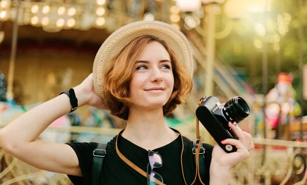 Potret Wanita Hipster Muda Topi Dengan Kamera Retro Sebuah Taman — Stok Foto