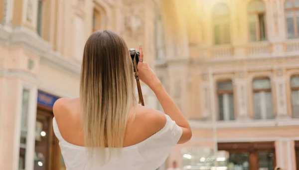 Blondynka Ładna Fotograf Kobieta Aparatem Retro Rękach Podczas Robienia Zdjęć — Zdjęcie stockowe