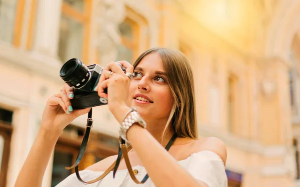 Wanita Muda Yang Menarik Wisatawan Dengan Kamera Retro Tangannya Saat — Stok Foto