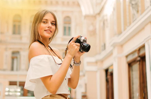 Portrét Mladé Atraktivní Turistické Ženy Retro Kamerou Rukou Při Pózování — Stock fotografie