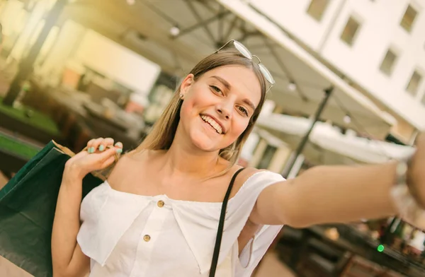 Χαρούμενη Χαμογελαστή Γυναίκα Τσάντες Για Ψώνια Που Βγάζει Selfie Αστικό — Φωτογραφία Αρχείου