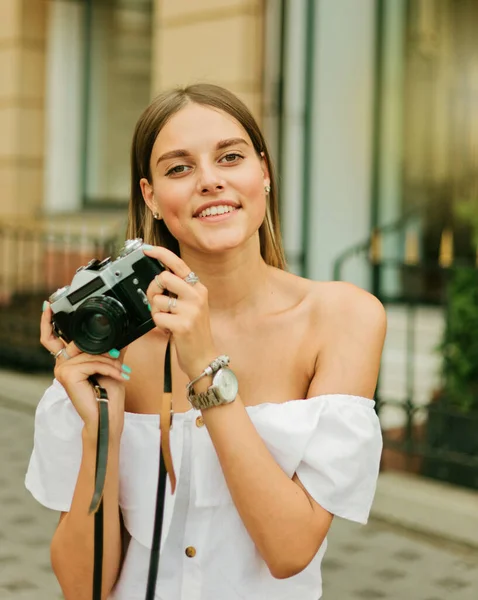 Φρεζάρισμα Ελκυστική Γυναίκα Κρατώντας Ρετρό Κάμερα Στο Περιβάλλον Της Πόλης — Φωτογραφία Αρχείου