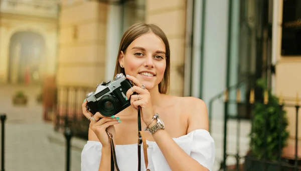 Φρεζάρισμα Ελκυστική Γυναίκα Κρατώντας Ρετρό Κάμερα Στο Περιβάλλον Της Πόλης — Φωτογραφία Αρχείου