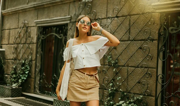 Уличная Мода Модная Стильная Женщина Модной Одежде Солнцезащитных Очках Позирует — стоковое фото