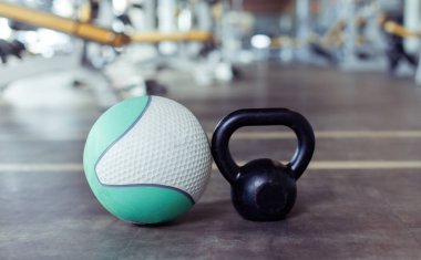 Kettlebell ve tıp topu spor salonunda. Fitness, vücut geliştirme ve fonksiyonel eğitim ekipmanları