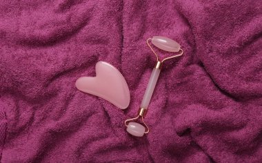 Masaj silindiri ve pembe havluyla kazıyıcı.