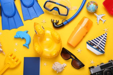 Kumsallı kompozisyon, sarı arka planda seyahat nesneleri. Üst Manzara. Düz yatıyordu. Deniz mesleği