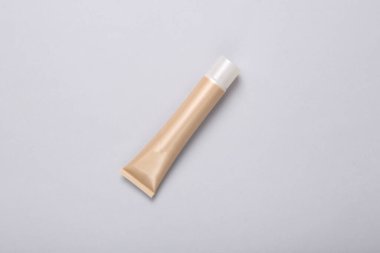 Gri arka planda bir tüp. Üst görünüm