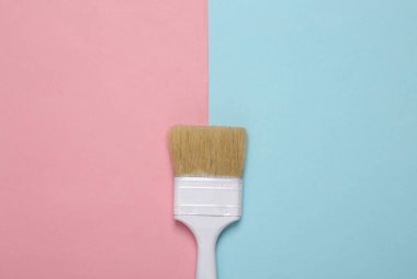 Mavi-pembe renkli arka planda boya fırçası. Üst görünüm