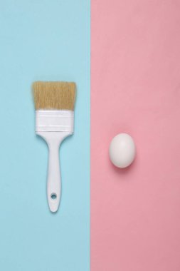 Mavi pembe arka planda fırça ve yumurta