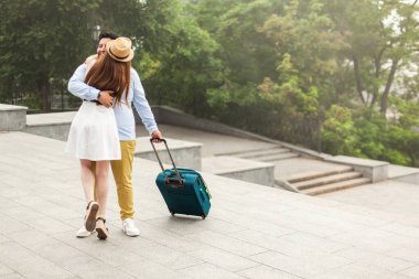 Uzun ayrılık. Genç bir kadın, uzun bir yolculuktan sonra dışarıda bavuluyla erkeğiyle buluşur.