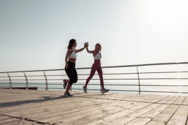 Çak bakalım. İki atletik bayan arkadaş sabahın erken saatlerinde sette koşuyorlar. Sağlıklı yaşam tarzı