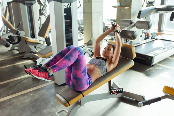 Γυμναστική Γυναίκα Εκπαιδεύει Τους Κοιλιακούς Μυς Στο Σύγχρονο Γυμναστήριο Υγιεινός — Φωτογραφία Αρχείου
