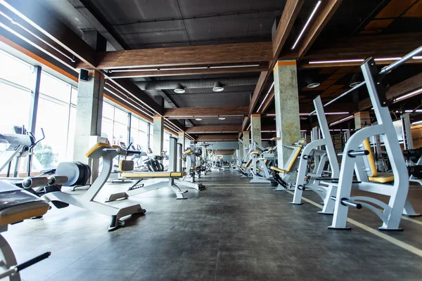 Interior Moderno Ginásio Com Equipamentos Fitness Máquinas Exercício Salão Esportes — Fotografia de Stock