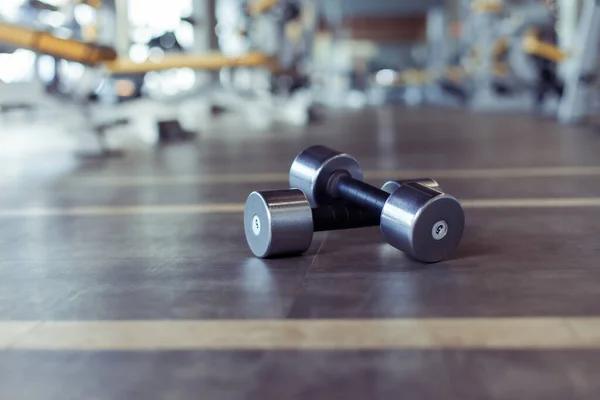 Μεταλλικά Αλτήρες Στο Πάτωμα Του Γυμναστηρίου Έννοια Bodybuilding Και Fitness — Φωτογραφία Αρχείου