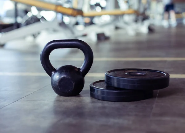 Δίσκους Και Κέτλμπελ Στο Πάτωμα Του Γυμναστηρίου Εξοπλισμός Γυμναστικής Bodybuilding — Φωτογραφία Αρχείου