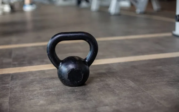 Kettlebell Στο Πάτωμα Του Γυμναστηρίου Bodybuilding Και Γυμναστήριο — Φωτογραφία Αρχείου