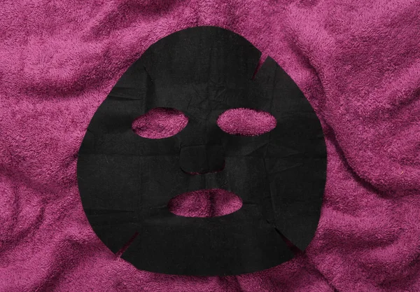 ピンクのタオルの上の黒い化粧品クレンジングマスク 皮膚ケア アンチエイジング療法 トップ表示 — ストック写真