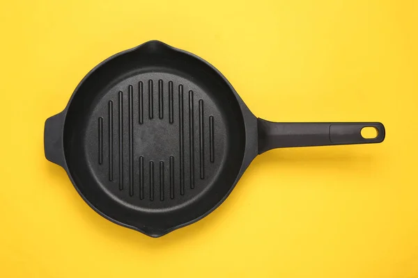 Grill Pan Fundo Pastel Amarelo — Fotografia de Stock