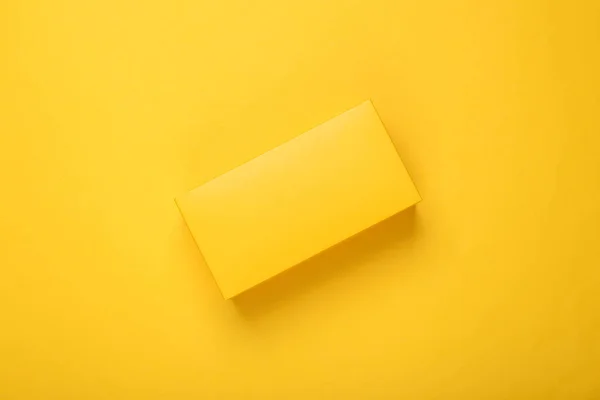 Sarı Arkaplanda Sarı Kutu Modeli — Stok fotoğraf