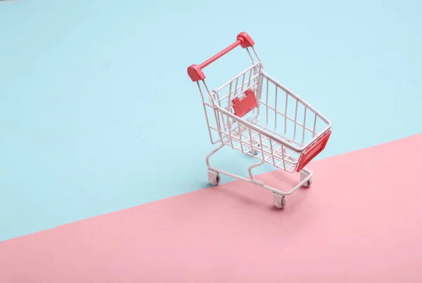 Mini Carrito Supermercado Sobre Fondo Azul Rosado — Foto de Stock