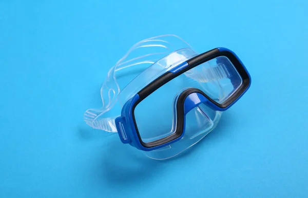 青の背景にダイビングマスク 最小限のビーチバケーションコンセプト — ストック写真