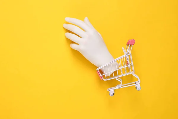 Mini Carrito Compras Con Mano Plástico Blanco Sobre Fondo Amarillo — Foto de Stock