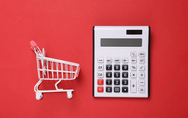 Mini Carrello Supermercato Con Calcolatrice Sfondo Rosso — Foto Stock