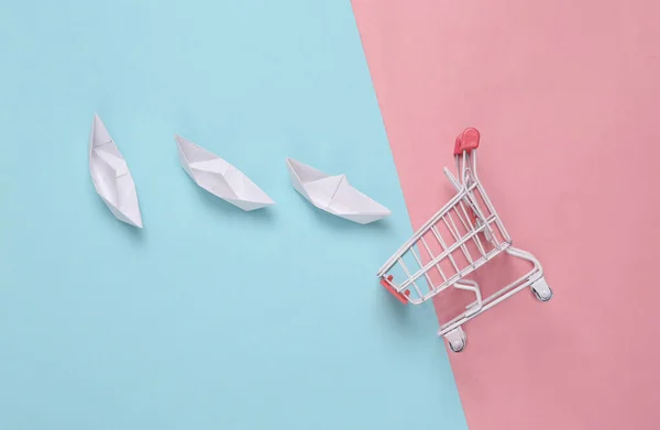 Shopping Vagn Med Origami Båtar Blå Rosa Pastell Bakgrund — Stockfoto