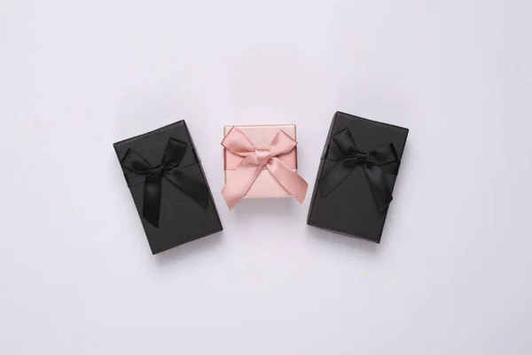 Cajas Regalo Negras Rosadas Sobre Fondo Blanco Vista Superior — Foto de Stock