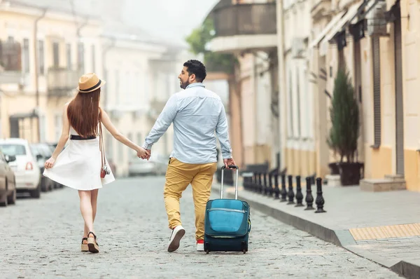 Совместное Романтическое Путешествие Любящие Международные Пары Туристов Багажом Путешествий Прогуливаются — стоковое фото