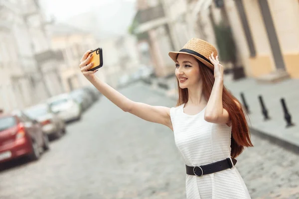 Usmívající Atraktivní Žena Turista Dělá Selfie Smartphone Evropské Ulici — Stock fotografie