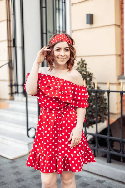 Retrato Jovem Mulher Bonita Vestido Vermelho Com Bolinhas Livre — Fotografia de Stock