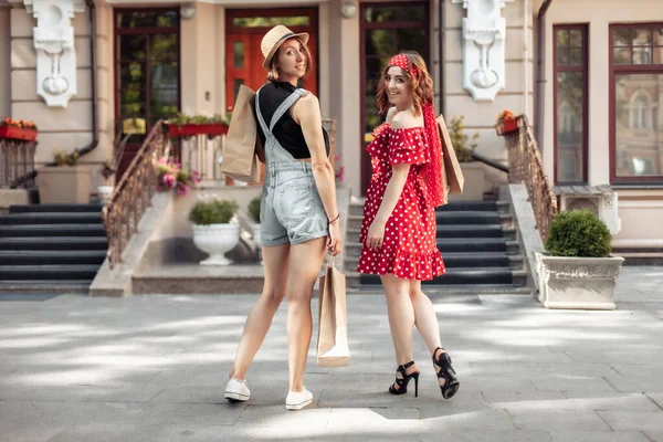 Dos Amigas Tienen Una Tienda Ciudad Chicas Atractivas Con Bolsas — Foto de Stock