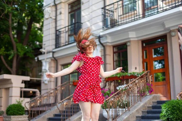 Emocional Jovem Alegre Mulher Vermelho Polka Dot Vestido Pulando Com — Fotografia de Stock