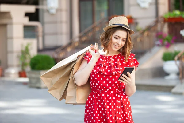 드레스를 시내에서 전화를 사용하여 패키지가 아름다운 쇼핑을 — 스톡 사진