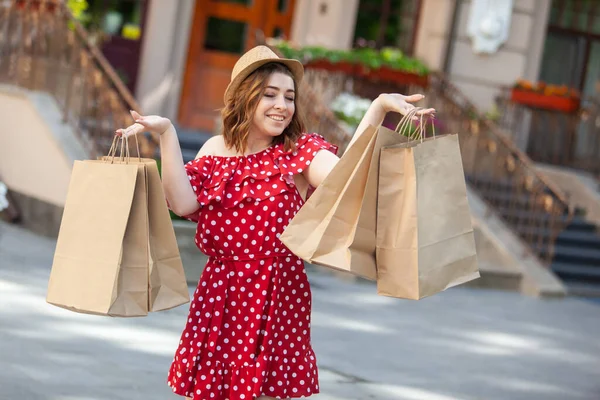 Krásná Šťastná Žena Shopaholic Červené Puntíkové Šaty Nákupními Balíčky Městě — Stock fotografie