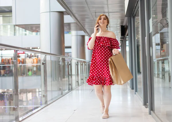 Mulher Bonito Shopaholic Vermelho Polka Dot Vestido Com Sacos Compras — Fotografia de Stock