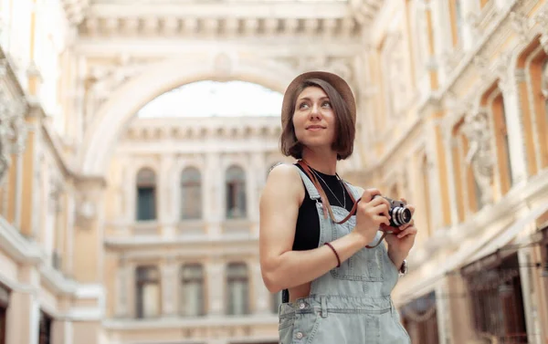 Jovem Turista Elegante Com Câmera Retro Arquitetura Cidade Europeia Conceito — Fotografia de Stock